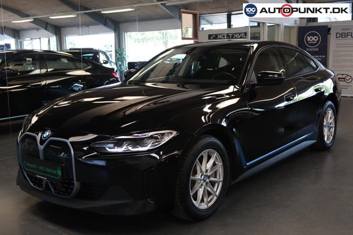 Sort BMW i4 fra 2023 set udefra