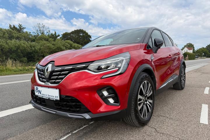 Rød Renault Captur fra 2021 set udefra