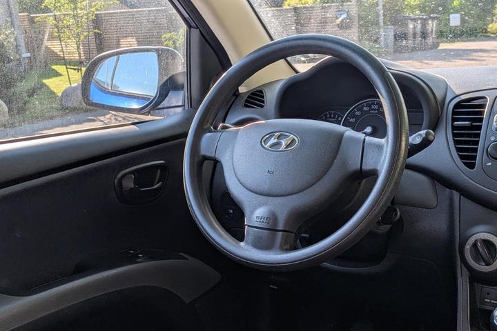 Blå Hyundai i10 fra 2012