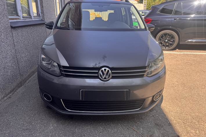 Grå VW Touran fra 2014