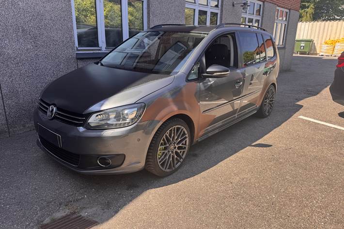 Grå VW Touran fra 2014