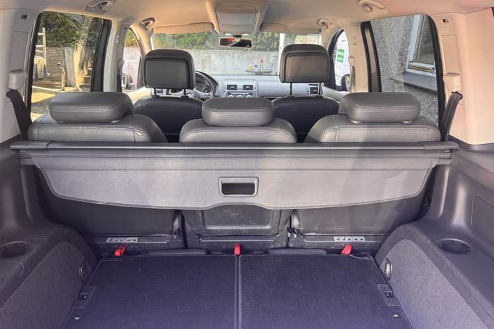 Grå VW Touran fra 2014