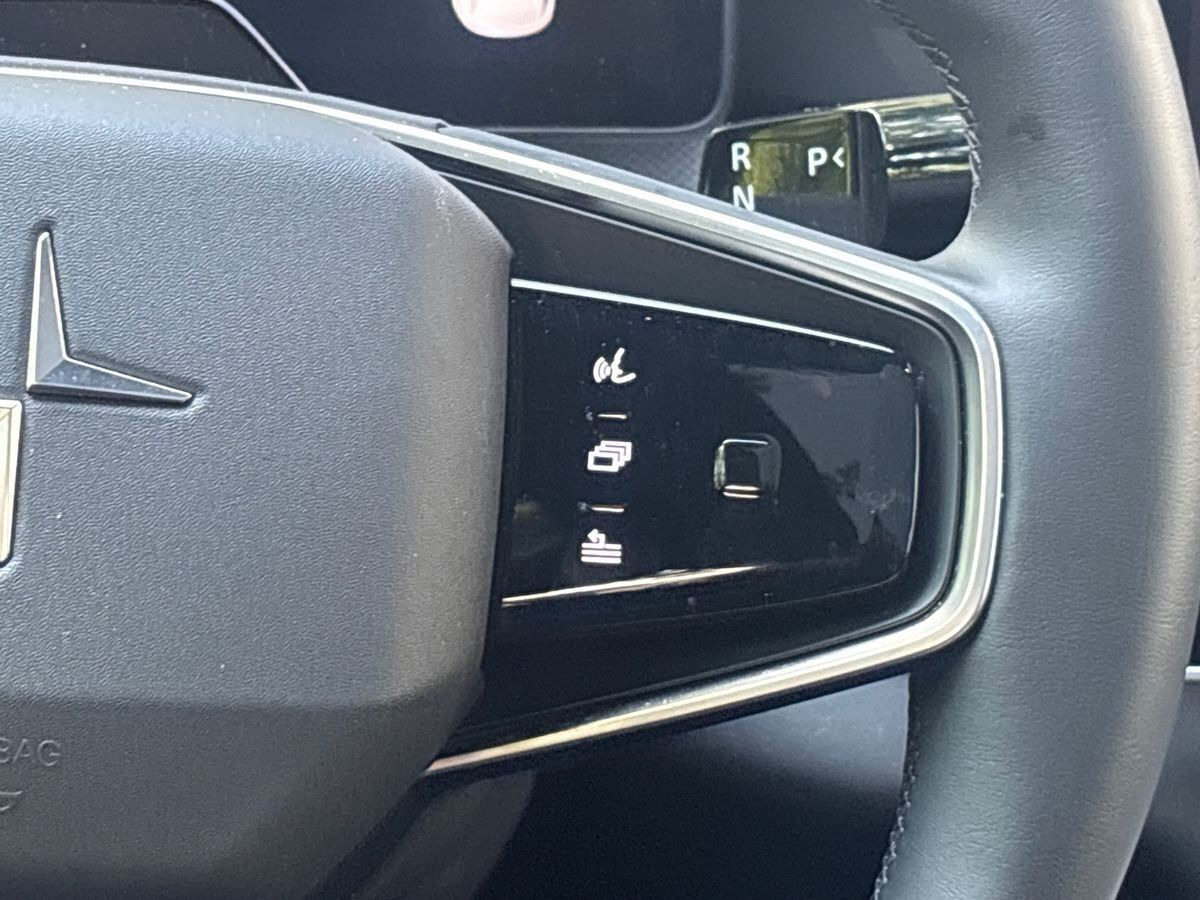 Hvid Polestar 4 fra 2025