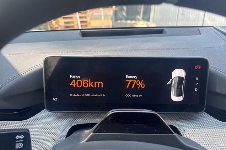 Hvid Polestar 4 fra 2025