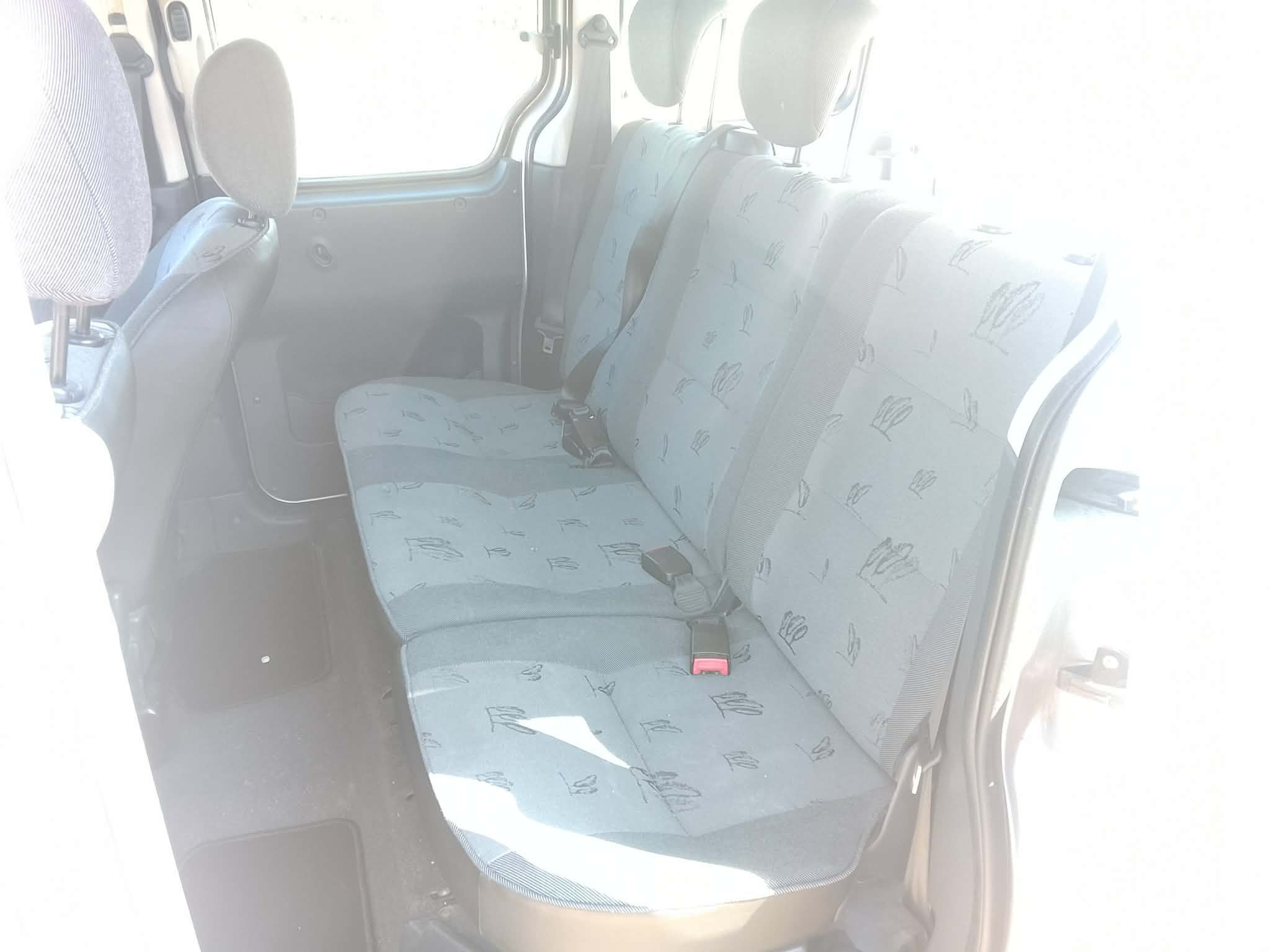 Sølv Peugeot Partner fra 2001