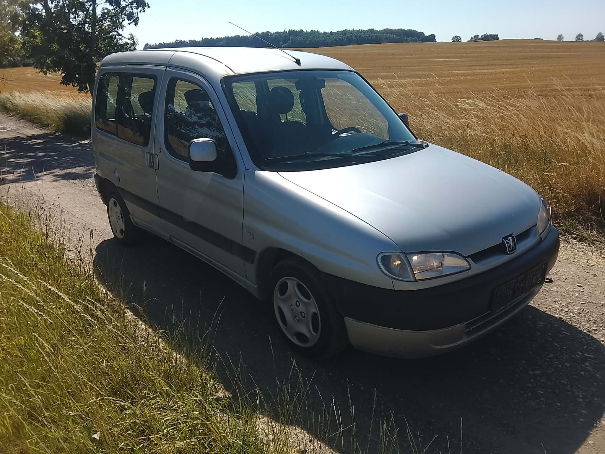 Sølv Peugeot Partner fra 2001
