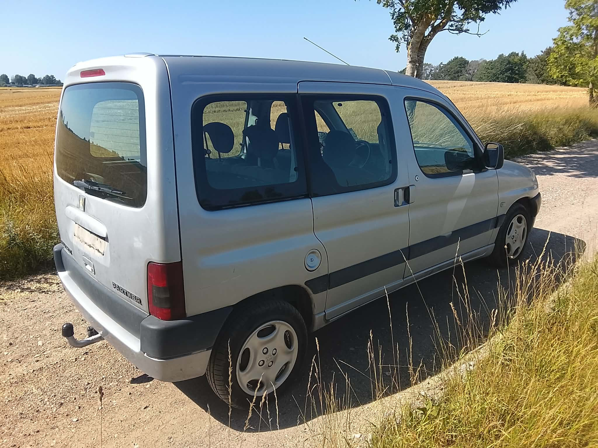 Sølv Peugeot Partner fra 2001