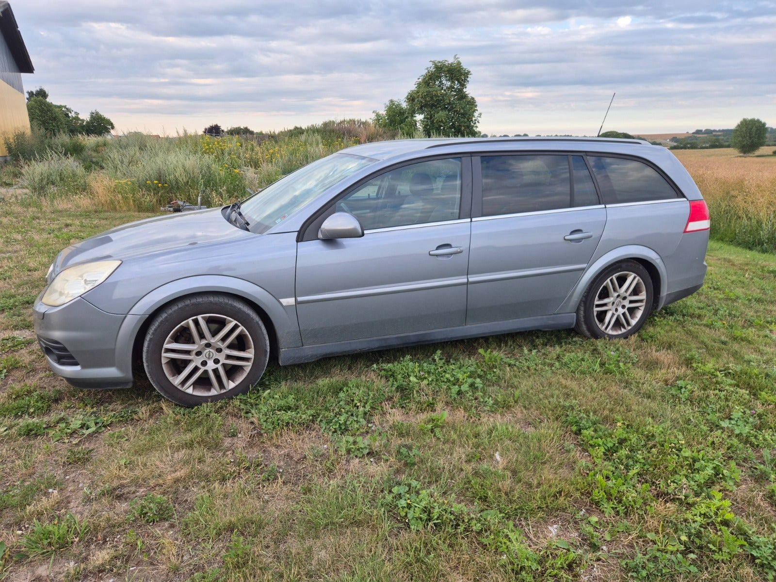 Blå Opel Vectra fra 2008