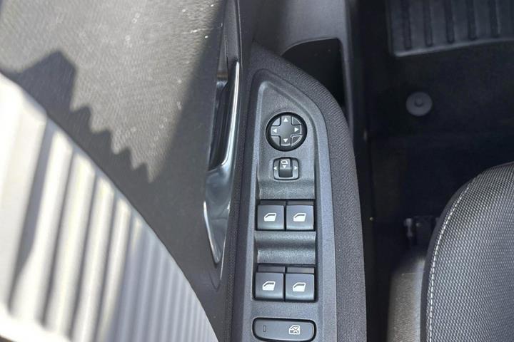 Grå Citroën ë-C4 X fra 2025