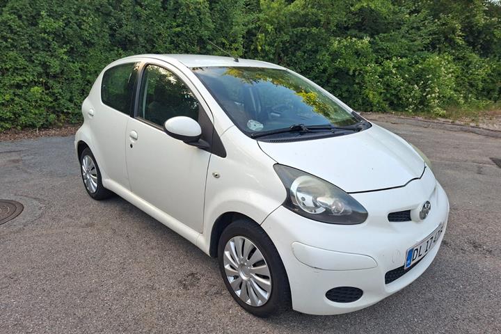 Hvid Toyota Aygo fra 2010 set udefra