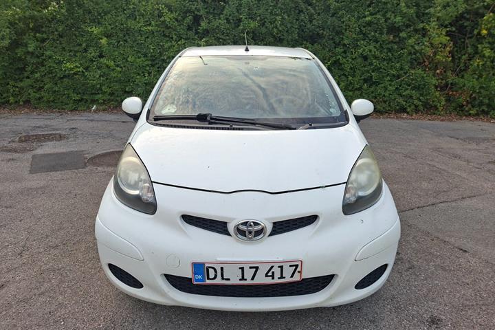 Hvid Toyota Aygo fra 2010