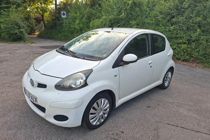 Hvid Toyota Aygo fra 2010