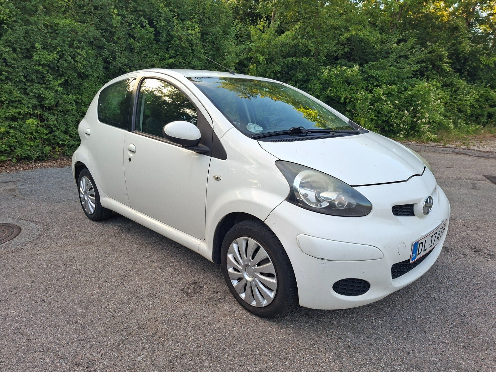 Hvid Toyota Aygo fra 2010