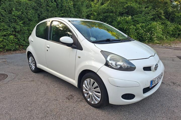 Hvid Toyota Aygo fra 2010