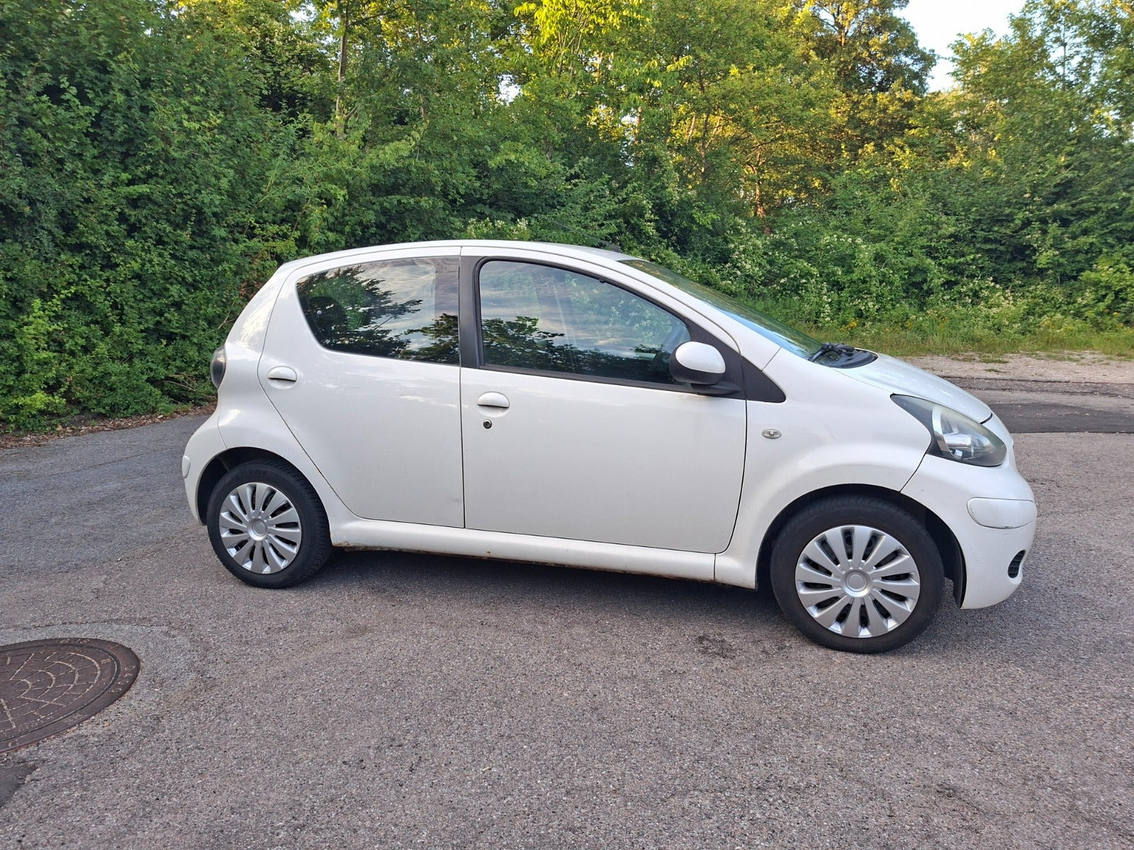 Hvid Toyota Aygo fra 2010
