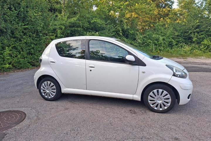 Hvid Toyota Aygo fra 2010