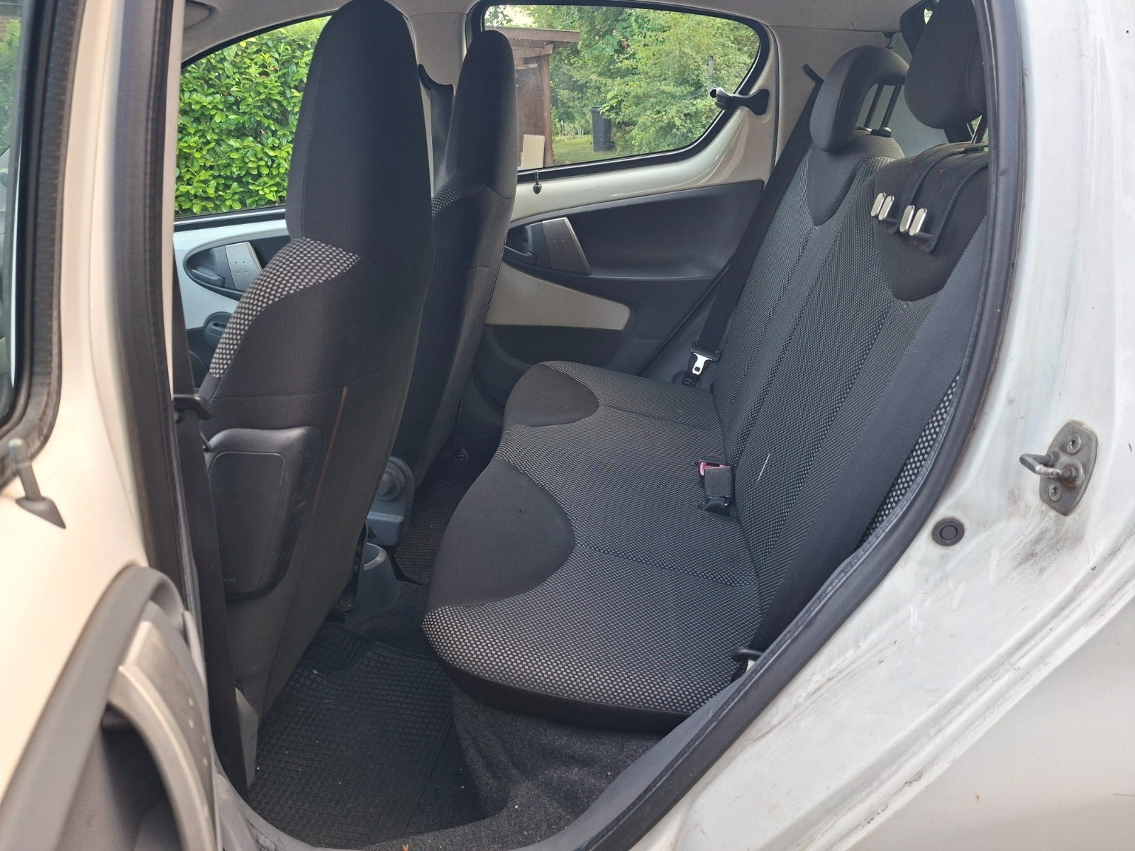 Hvid Toyota Aygo fra 2010
