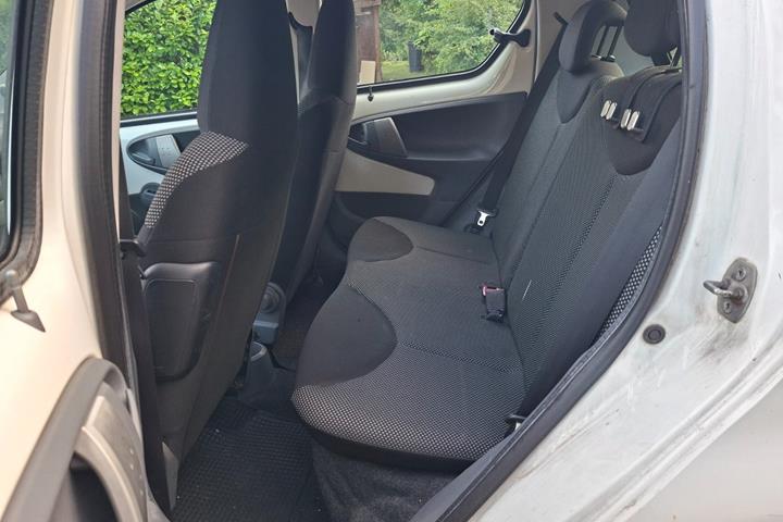 Hvid Toyota Aygo fra 2010