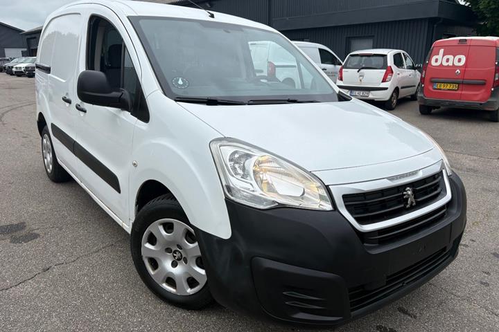 Hvid Peugeot Partner fra 2016 set udefra