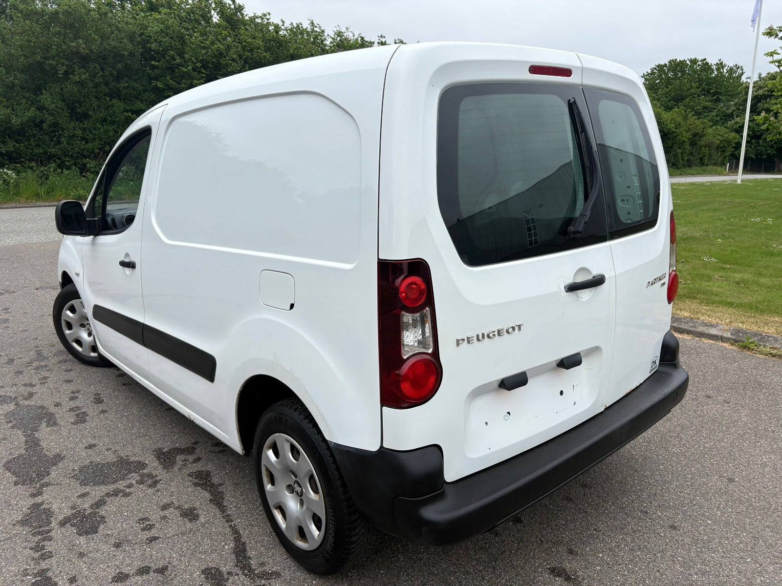 Hvid Peugeot Partner fra 2016