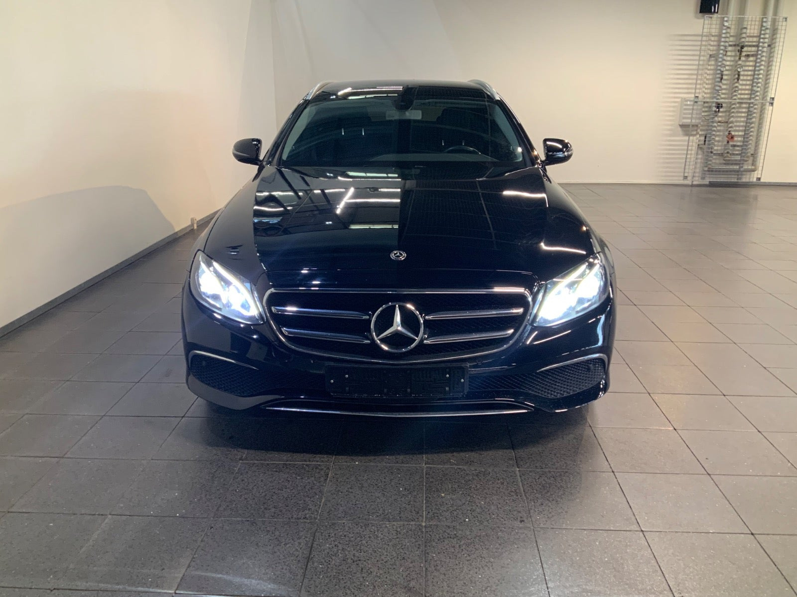 Sort Mercedes E200 d fra 2019