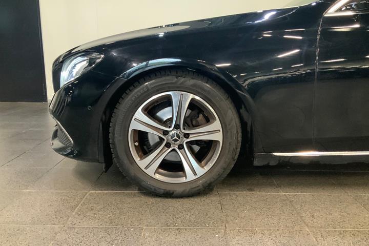 Sort Mercedes E200 d fra 2019