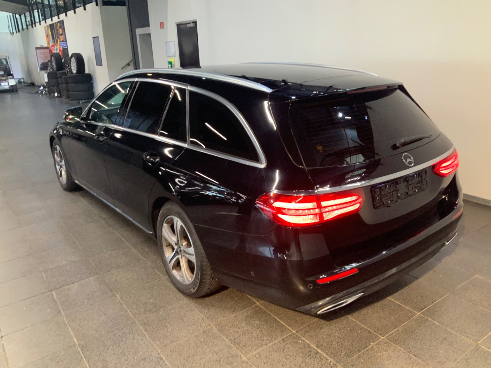 Sort Mercedes E200 d fra 2019