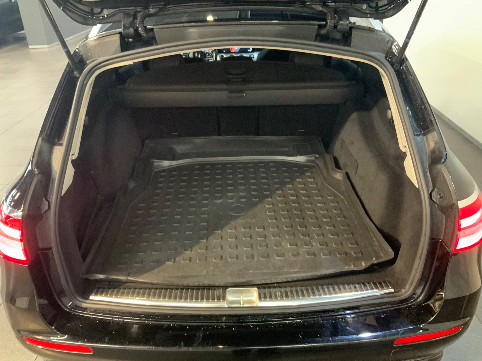 Sort Mercedes E200 d fra 2019