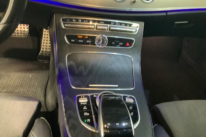 Sort Mercedes E200 d fra 2019