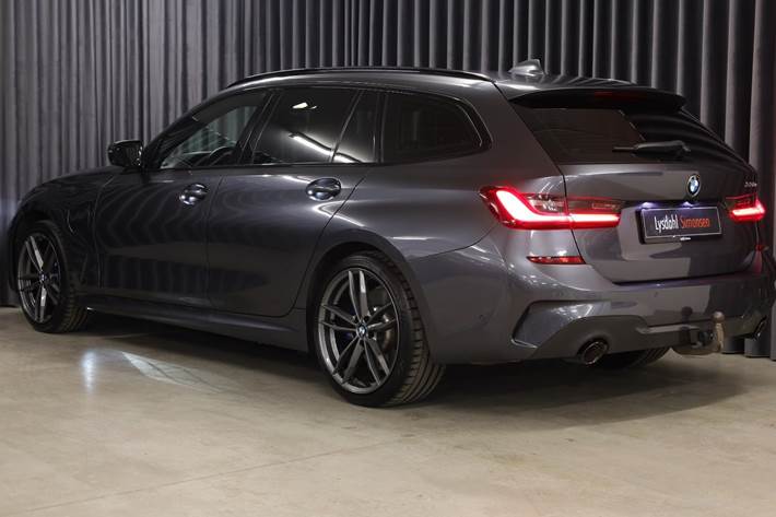 Grå BMW 330e fra 2021