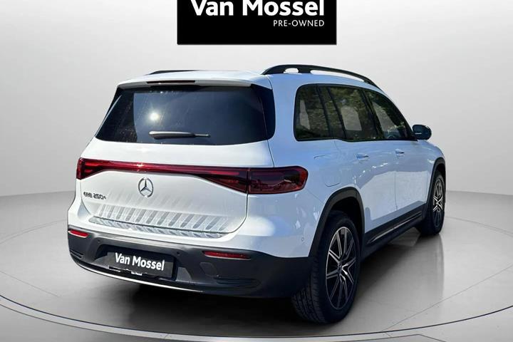 Hvid Mercedes EQB 250+ fra 2025