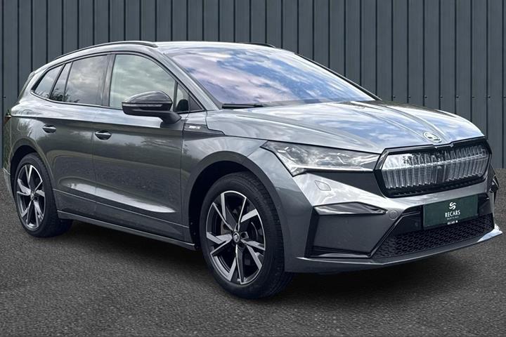 Grå Skoda Enyaq fra 2025 set udefra