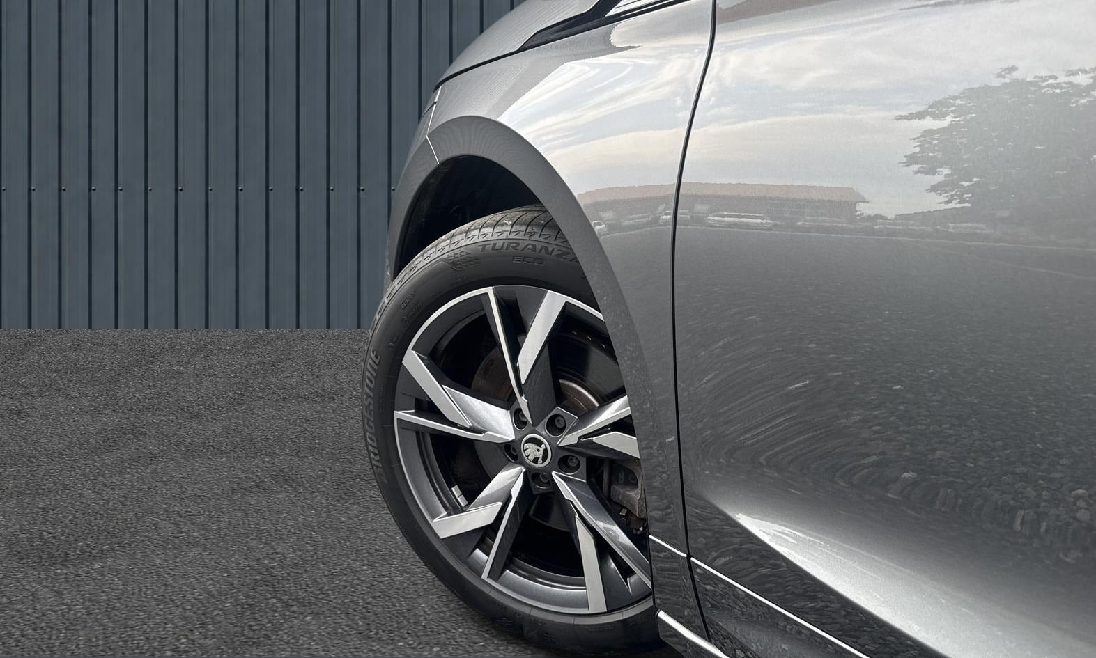 Grå Skoda Enyaq fra 2025