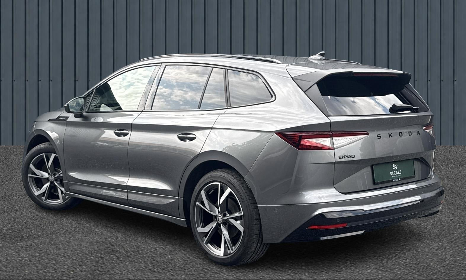 Grå Skoda Enyaq fra 2025