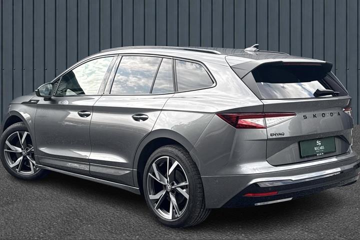 Grå Skoda Enyaq fra 2025
