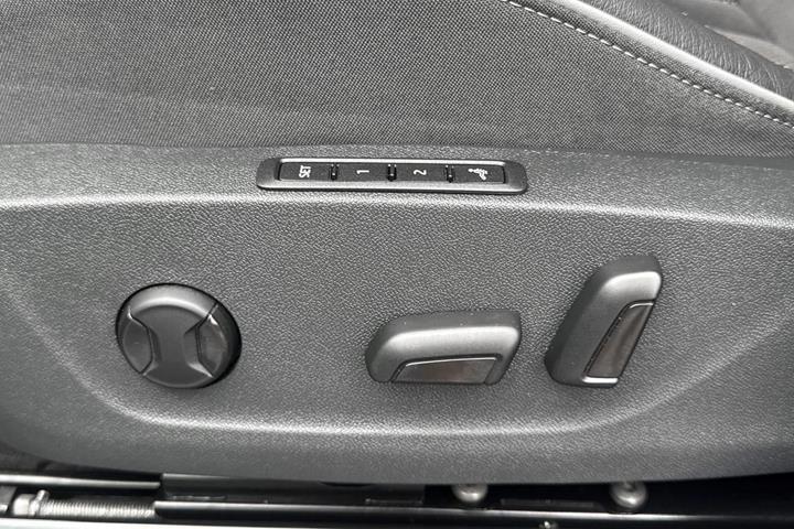 Grå Skoda Enyaq fra 2025