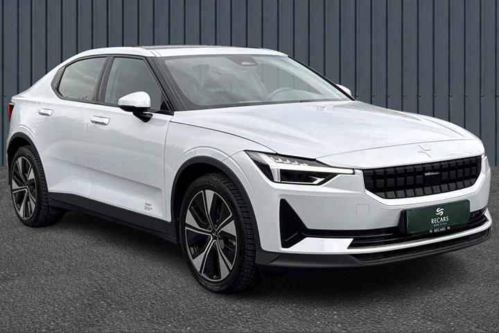 Hvid Polestar 2 fra 2023 set udefra