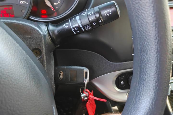 Gul Kia Rio fra 2014