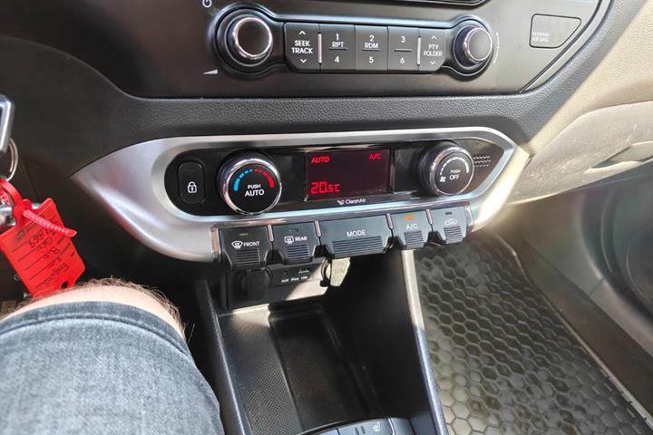Gul Kia Rio fra 2014