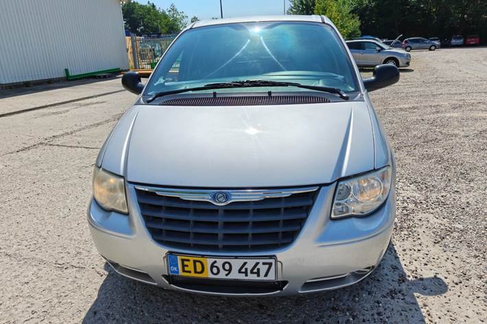 Gul Chrysler Voyager fra 2006
