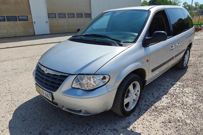 Gul Chrysler Voyager fra 2006