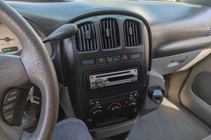 Gul Chrysler Voyager fra 2006