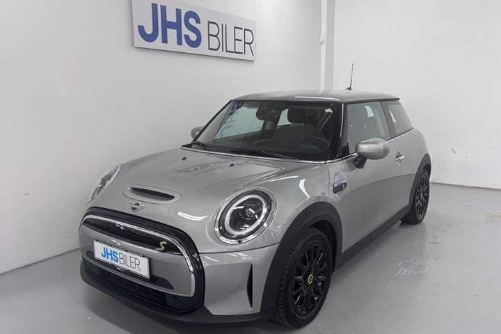 Sølv Mini Cooper SE fra 2023 set udefra