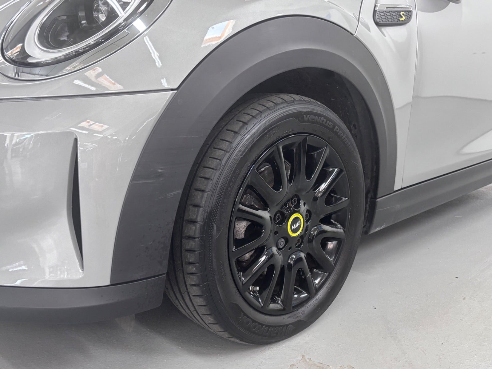 Sølv Mini Cooper SE fra 2023