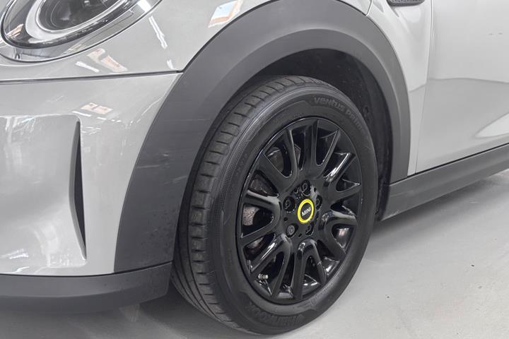 Sølv Mini Cooper SE fra 2023