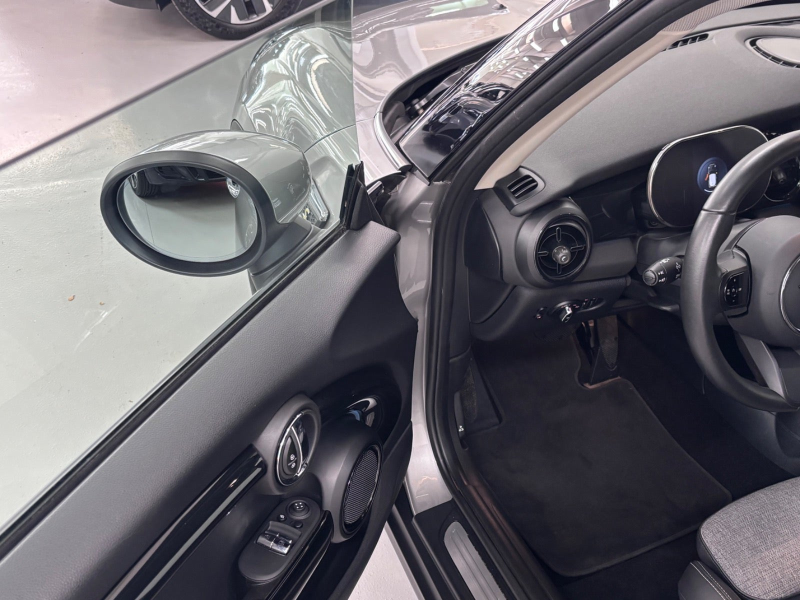 Sølv Mini Cooper SE fra 2023