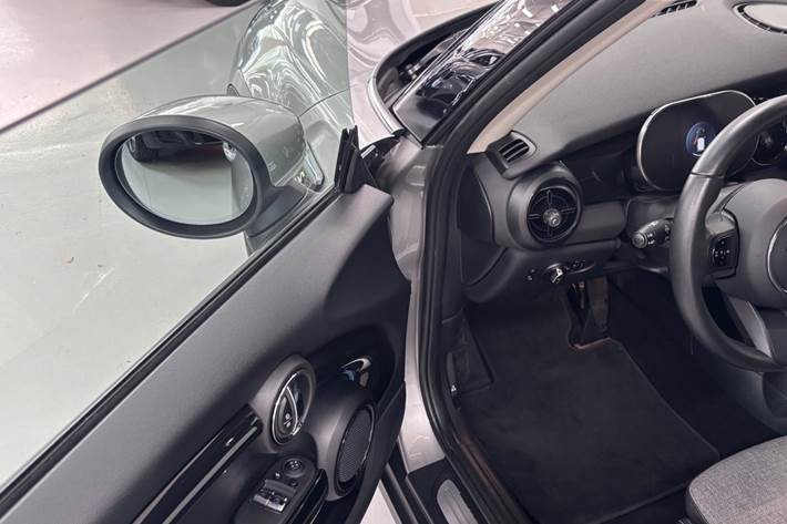 Sølv Mini Cooper SE fra 2023