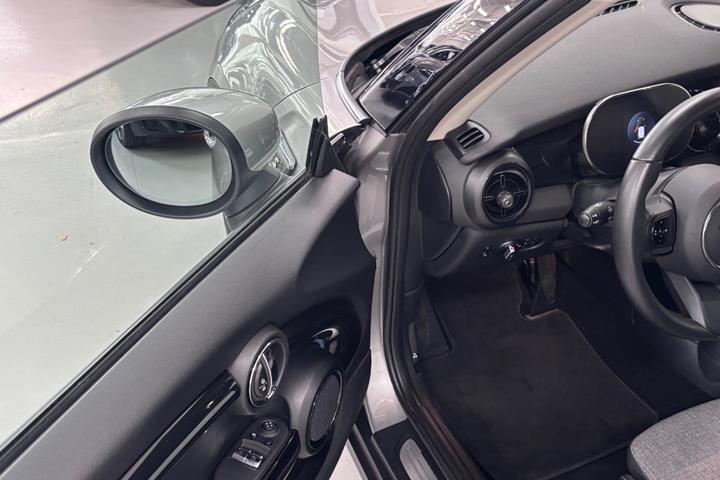 Sølv Mini Cooper SE fra 2023