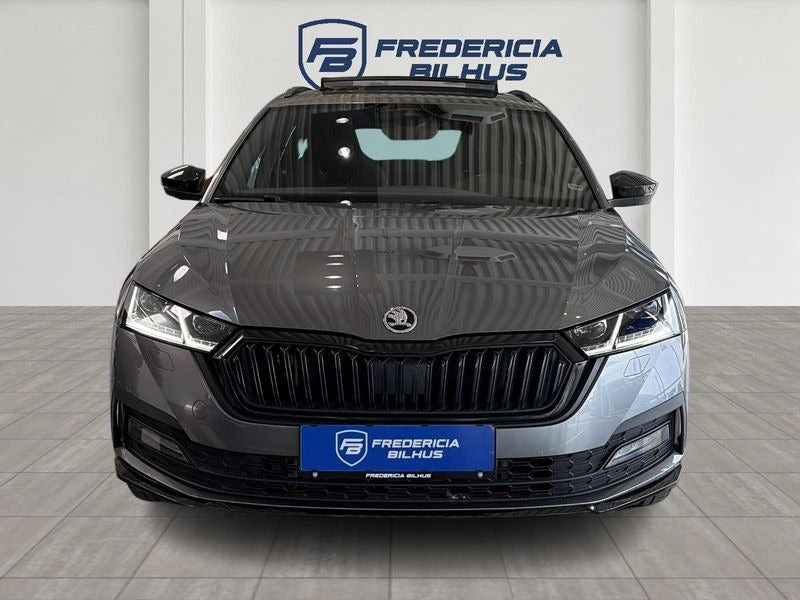 Grå Skoda Octavia fra 2022