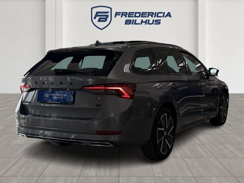 Grå Skoda Octavia fra 2022
